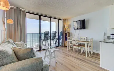 0705 Palms That Sway-WITH FREE E-BIKE RENTALS