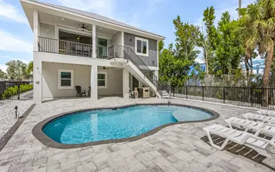 100 Gulf Beach House, A Luxury Retreat: with Pool