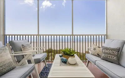 Beach Villas 102 Condo: Views, Heated Pool, Walk to Dwtn