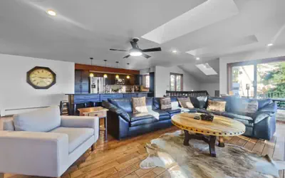 208 Tenderfoot 5Br 5Ba