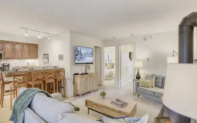 Freshly Updated Condo, across the street from the resort Edel O