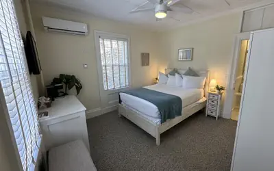 Bright & Sunny 1 Bed/ 1 Bath Downtown Newport - Unit 1