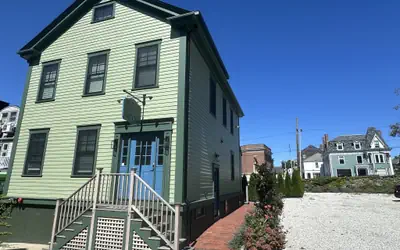 Epic Downtown Newport 6BR Whole House w/ Parking