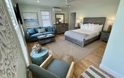 Downtown Newport 1BR Suite w/ Parking & Ensuite - Unit 3