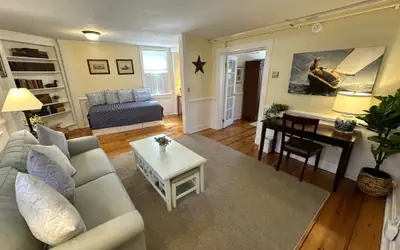 Spacious Three Room Suite Downtown Newport #16