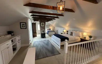 Unique Loft with Rooftop Deck in Downtown Newport - Unit 3