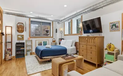 Fully Updated Jr. 1 Bed, Steps from Lincoln Park
