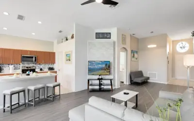 4 bedroom villa with hot tub!