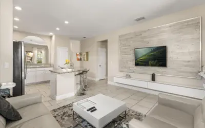 5 Bed With Privacy Hedges Around Pool & Spa