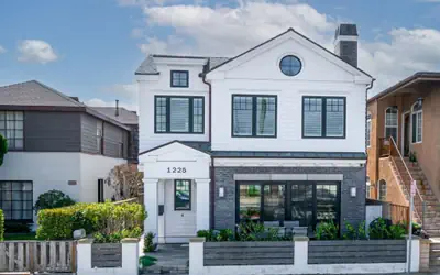 Coastal Luxury: Remodeled Duplex w/Rooftop Deck