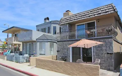 Location! Walk to beach, grocery + restaurants: