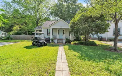 Bungalow off Floyd St with golf cart