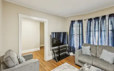 Cozy Upper Flat Minutes from Niagara Falls