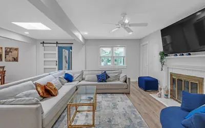 Southern Storm - Modern Stay with Patio & Yard