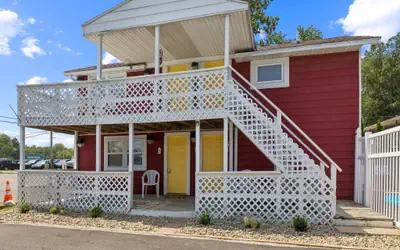 Dave's LastResortPoolside LongStayDiscount ComfortingCabin2