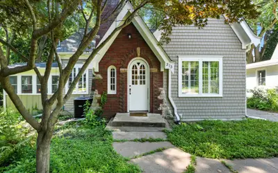 Charming Manville Heights Cottage Retreat