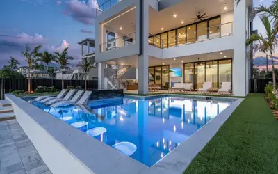 793 Shoreline Estate: 6BD/6BR, Luxurious Pool Home on The Water!