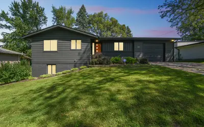 Backyard on Melrose - Walk to Kinnick & Hospital