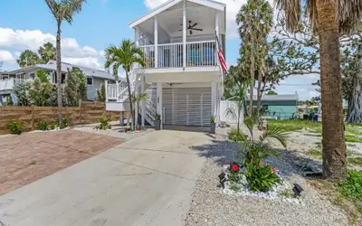 197 Beach Daze: 3BR Pool Home, w/ Deeded Beach Access!