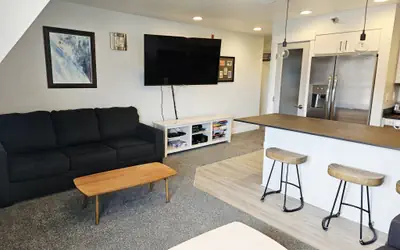 Schweitzer PM: Selkirk Bungalow Sleeps 8