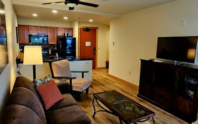 Schweitzer PM: White Pine 206 - Ski-In/Out 2BR w/ Amazing Balcony