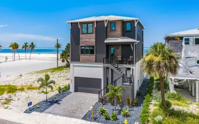 5350 Chasing Sunshine: 5BD/4.5BA Pool Home!