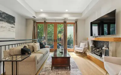 Spacious 3-Bed West Loop Townhouse, 1 Car Garage