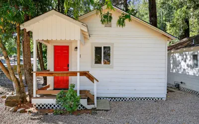 Rouge Cobb Mountain Hotel - Cabin 1