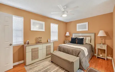 Serenity Landing - 5 Minutes to Airport - Sleeps 6