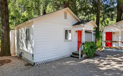Rouge Cobb Mountain Hotel - Cabin 2