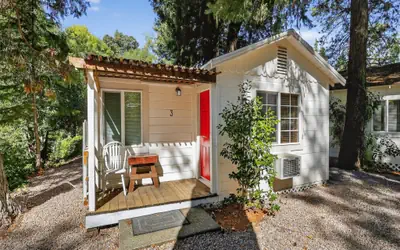 Rouge Cobb Mountain Hotel - Cabin 3