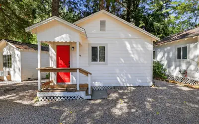 Rouge Cobb Mountain Hotel - Cabin 4