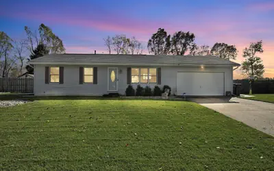 Cozy Retreat with Hot Tub in Peaceful Goshen