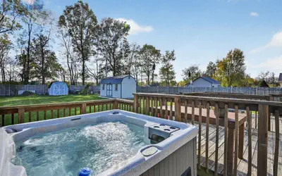 Cozy Retreat with Hot Tub in Peaceful Goshen