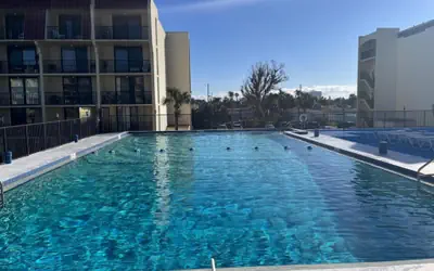 Updated Condo across the street from Daytona Beach, Lots of Amenities