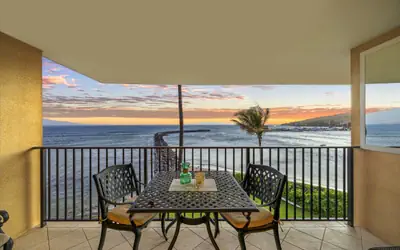 Oceanfront Outstanding Condo--Enjoy Watching Whales Breach from Lanai!