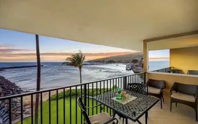 Oceanfront Outstanding Condo--Enjoy Watching Whales Breach from Lanai!