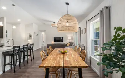 Villa Bennett: NEW 4-bedroom with pool & spa