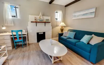 94 WalkScore | King Bed | Capitol Hill Beachy Apt