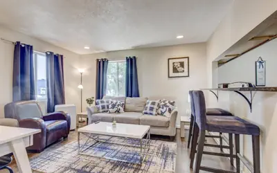 7min light rail walk | Royal Blue Lakewood Retreat
