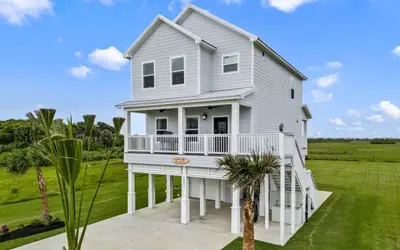 Captain’s Quarters | Sunset Views & 5 Min to Beach