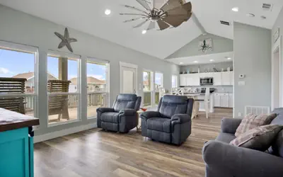 King Bed, Fireplace. Sleeps 8