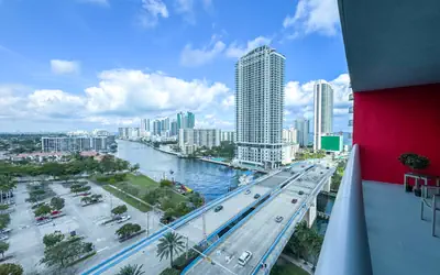 Canal View 2 Bedroom Apartment Near the Beach