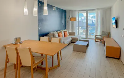 Beautiful 2 Bedroom Apt at Beachwalk