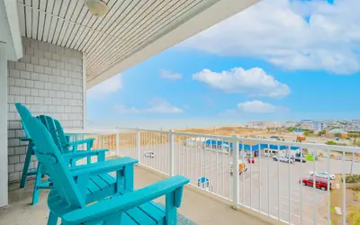 4BR Waterfront Penthouse | Pool & Views