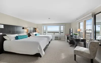 Direct Ocean Views! 2 Double Beds + Kitchenette (108)