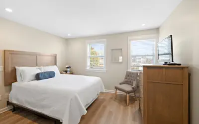 Renovated Queen Room Near the Beach (310)