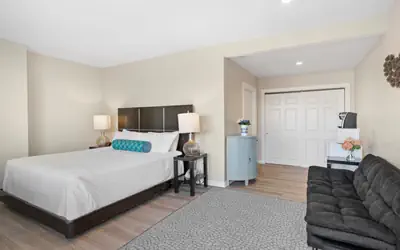 Cozy King Studio – Convenient Falmouth Stay (306)