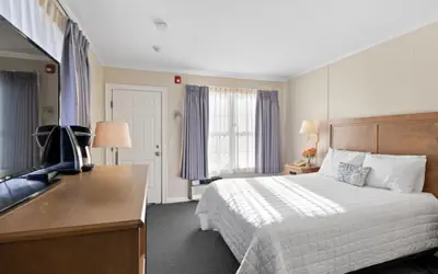 Cozy Queen Studio – Walk to the Beach (303)