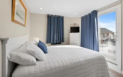 Queen Studio w/ Private Ocean-View Deck (309)